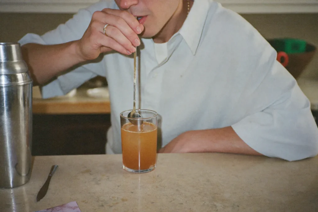 Goûter son cocktail à la cuillère de bar avant de le servir