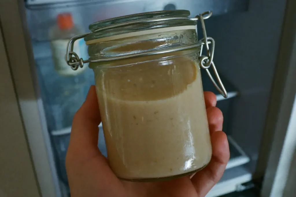 Bocal de sirop d'orgeat maison sorti du réfrigérateur