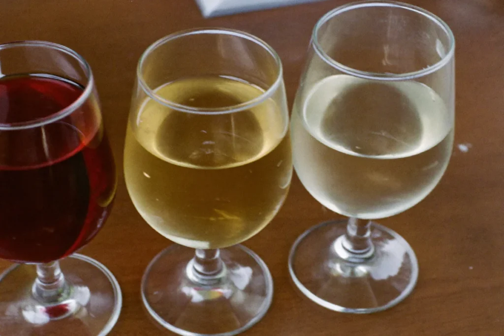 Vermouth rouge, vermouth blanc et vermouth dry dans trois verres